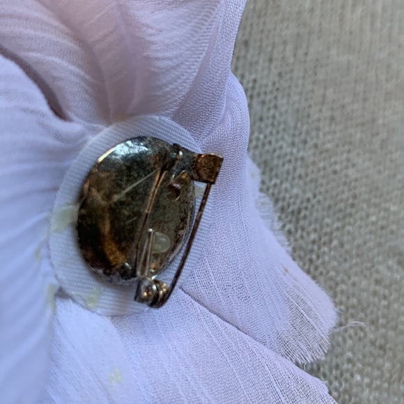 VINTAGE - Flower Brooch - made from layers of delicate fabric and beads - Picture 5 of 6